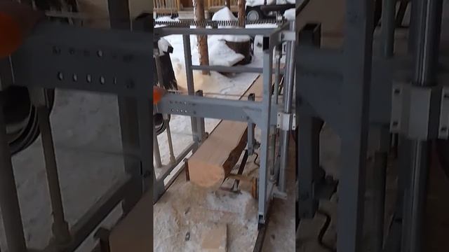 Работа самодельной пилорамы #homemade #самоделки #сделайсам #lathe смотреть онлайн