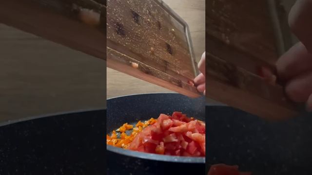 ЛУЧШАЯ ШАКШУКА на сковороде. Вкусная яичница с помидорами и сыром #мультикухня #вкуснаяеда #шакшука