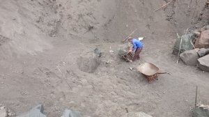 Строительство, песчаный утёс внезапно рухнул,