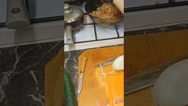 Фунчоза со свининой . полное видео на канале .