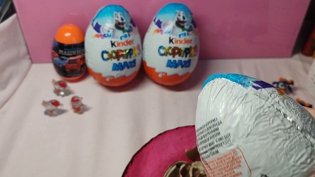 Распаковка сюрпризов, новогодний киндер сюрприз, киндер макси, kinder surprise, kinder maxi смотреть онлайн