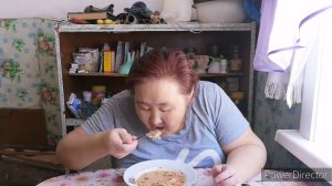 Жизнь в глубинке России. Мукбанг. Я опять обедаю родителей.  Мой котёнок. Аборигенка.