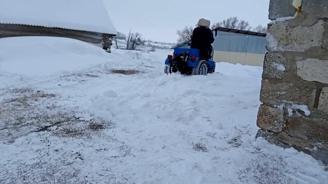 Чищу снег минитрактором.