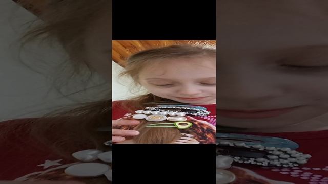 снимаем заколки с волос.
