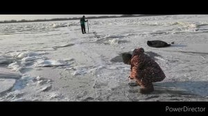 Аборигенка. Папа с сыном ставят сетку. Подледные сетки. Рыбалка на Амуре зимой.