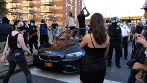 Акция в поддержку полиции в Бруклине. Сторонники NYPD против сторонников BLM.