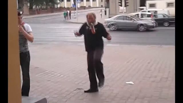 Почему бомж Николай носит бутылки с чернилами во рту? смотреть онлайн