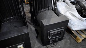 банная печь с газовой горелкой и дверкой со стеклом