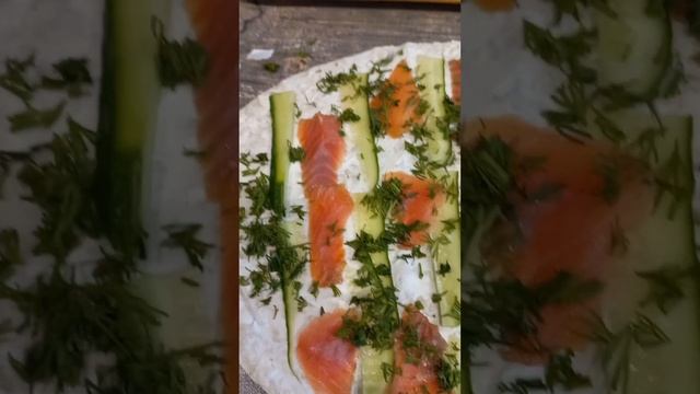 Полезный завтрак. Лаваш.  Творожный сыр. Свежий огурец. Форель солёная. Зелень.