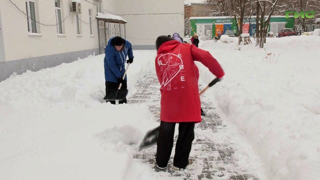 В Самаре очистили пешеходные дорожки, крыльцо, пандусы и аварийные выходы реабилитационного центра