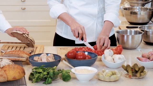 ДАВАЙ ПОПРОБУЕМ ПРИГОТОВИТЬ БРУСКЕТТУ С ПОМИДОРАМИ. Итальянский рецепт от Джулии Эмманс