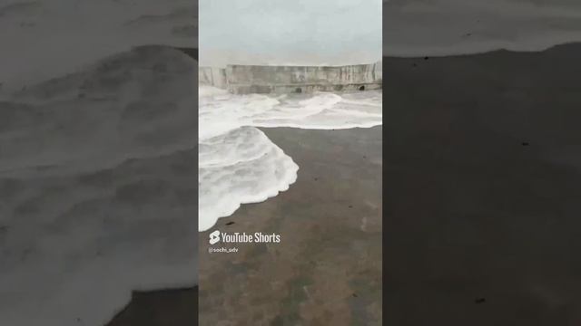 ЖЕСТЬ! 😨 Накрыло волной во время шторма в Сочи