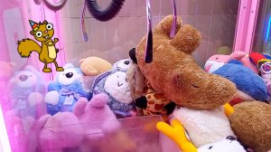 Удачно сыграли в автомат Хватайка. Сколько игрушек удалось достать?