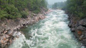 Вид на горную реку с высоты птичьего полёта || Bird's-eye view of the mountain river