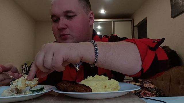 МУКБАНГ КОТЛЕТЫ и пюре / ОБЖОР КОТЛЕТЫ, ПЮРЕ И САЛАТ с сухариками / MUKBANG ASMR смотреть онлайн