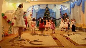 Новый год в саду. Утренник. Малыши танцуют. Children are dancing. New Year2