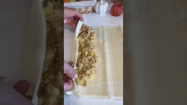 Штрудель с яблоками и орехами #выпечкаизтеста #штрудель