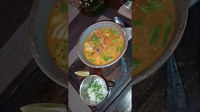 MSK 20240614 Невкусный том ям с соусом биск и кусочком пластмассы в Сытом лосе Медведково