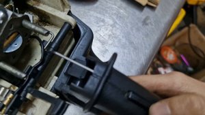 STIHL MS180. Как работает кнопка газа.