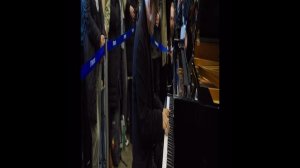 Эйнауди дал импровизированный концерт на международном вокзале Сент-Панкрас