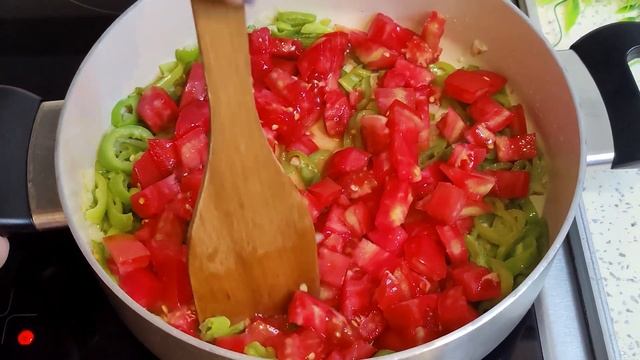 Menemen recipe - Turkish Eggs with Peppers and Tomato, a delicious breakfast recipe смотреть онлайн