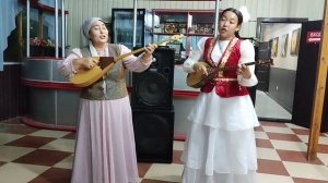 Казахская песня, поют мама с дочкой