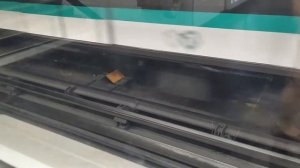 Резиновые колеса поезда метро в Париже линия №6