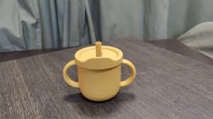 Поильник силиконовый с трубочкой для кормления.