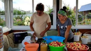 Отмечаем яблочный спас 😁 Запасаемся соком из ранеток 👍Обзор шнековой соковыжималки Kitfort KT-1110-