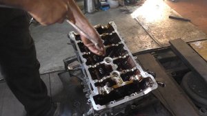 Снятие и разборка двигателя.Пежо 5008 EP6 1.6 турбо.  4л масло за 2т км.