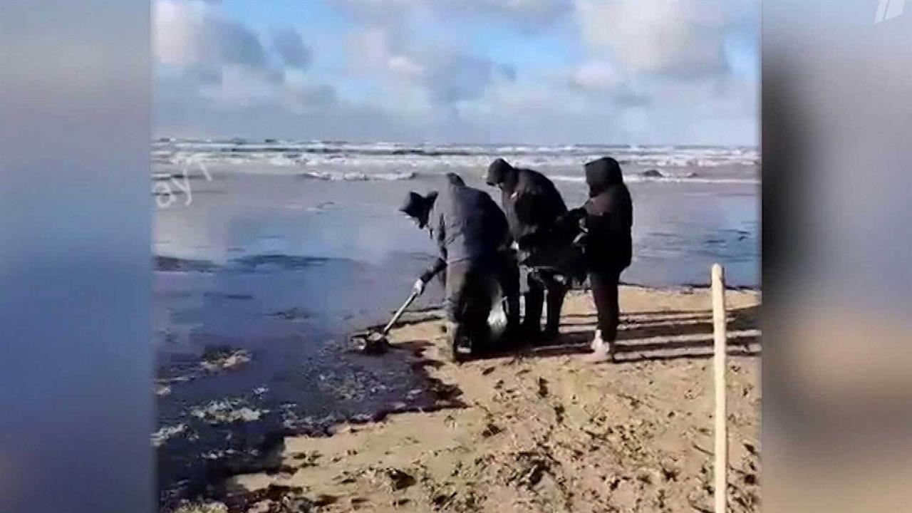 В Краснодарском крае мазут из потерпевших крушение танкеров распространяется по береговой линии