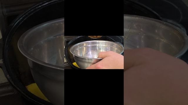 Курица с картошкой в казане на плите