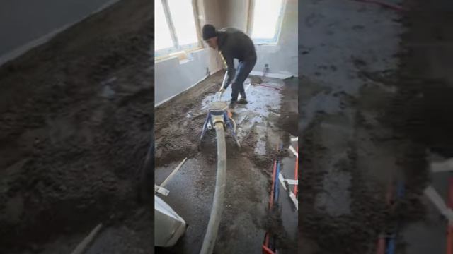 СТЯЖКА ПОЛА за 15 сек. ПОДАЧА РАСТВОРА. #shorts #стяжка #томск #ремонт смотреть онлайн