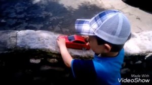 Алеша играет с машинкой. Веселый мультик. Видео для детейИграем в луже.