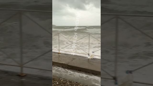 😱Трагедия в Кабардинке. В штормящее море унесло человека. Мужчина видел как унесло