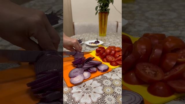 Найсмачніша закуска з помідорів і базиліку. Швидко, просто і смачно.