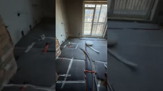 Механизированная стяжка пола. Смотрите, как надо работать. Полусухая стяжка #стяжка #томск #shorts смотреть онлайн