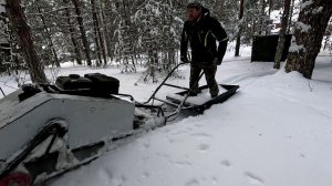 Утрамбовка снега мотособакой на пейнтбольной площадке