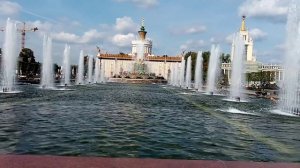 БЕШЕНЫЙ  ФОНТАН В МОСКВЕ НА ВДНХ