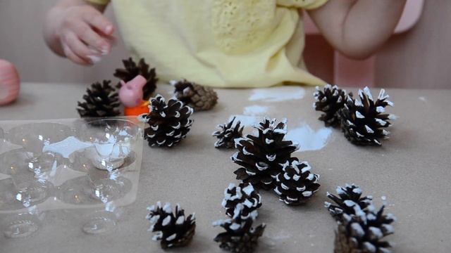 Как покрасить шишки для Новогодних поделок  Cones for the New Yearwith their own hands