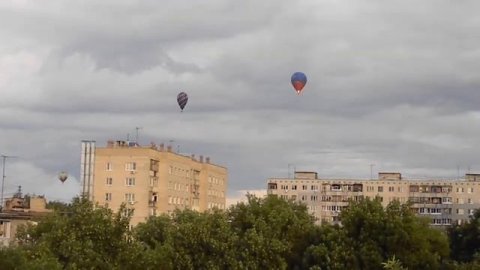 воздушные шары между домами balloonists
