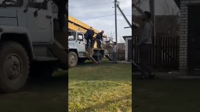 Сгорело гнездо аистов! Но им помогли создать новое!! #браво #спасатели #аист #пожар #доброта #мир смотреть онлайн