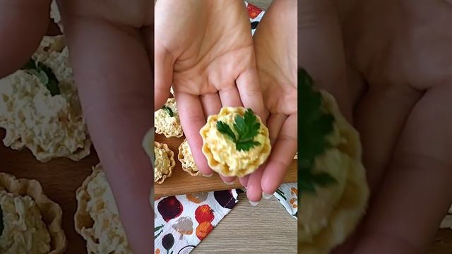 Тарталетки з салатом з плавлених сирків #cooking #food #recipe #салат #закуска #тарталетки #рецепт