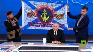 بوتين يعرض راية أهداه إياها مشاة البحرية الروسية وعليها تواقيعهم