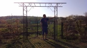 Арка для роз с калиткой . Вход в виноградник.