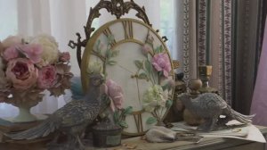 Часы с розами в технике скульптурной живописи