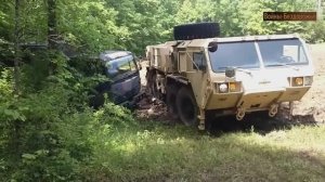 Тяжелый тактический грузовик Oshkosh HEMTT 8x8 по бездорожью и грязи.