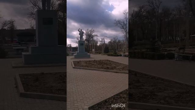 Установка новогодней ёлки в посёлке Гигант Ростовская область, парк