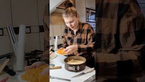 Пирог с персиками в сметанной заливке