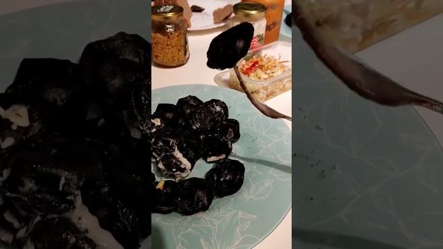 Черные пельмени
